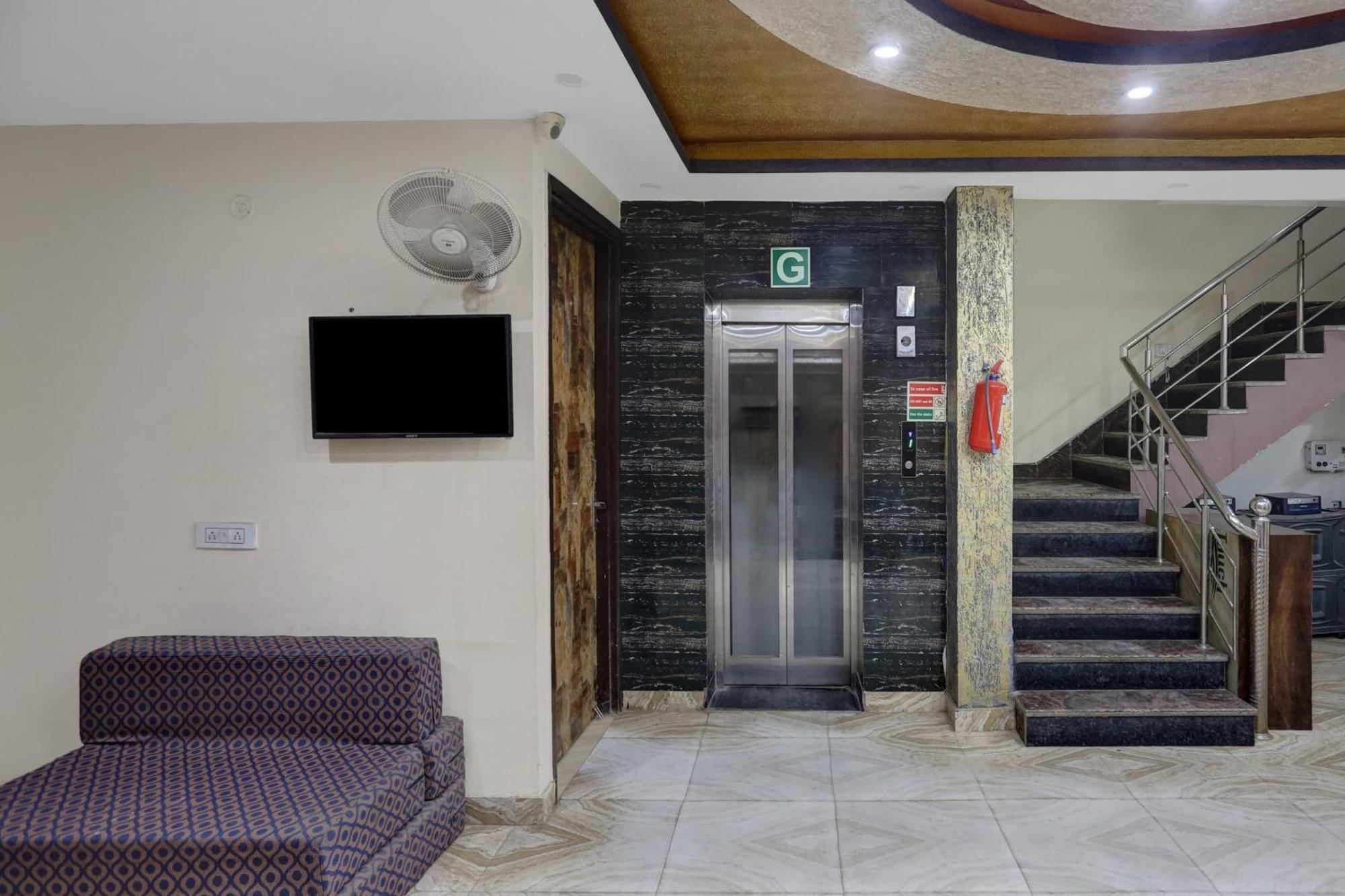 Hotel O Hotel Blue Orchid Нью-Дели Экстерьер фото
